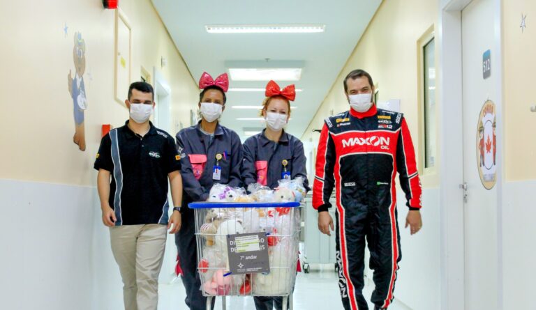 Piloto Edson Reis e pilotos da NASCAR Brasil compareceram a um hospital infantil em celebração ao Dia das Crianças.